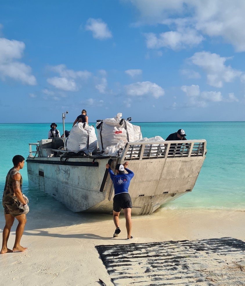 Récupération des déchets à Juan de Nova