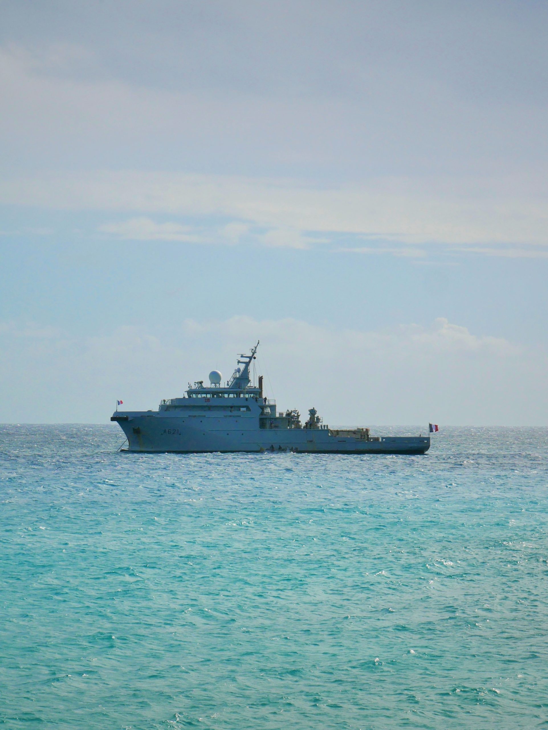 BSAOM D'Entrecasteaux au mouillage au large de l’île de Maré, Îles Loyauté, Nouvelle-Calédonie
