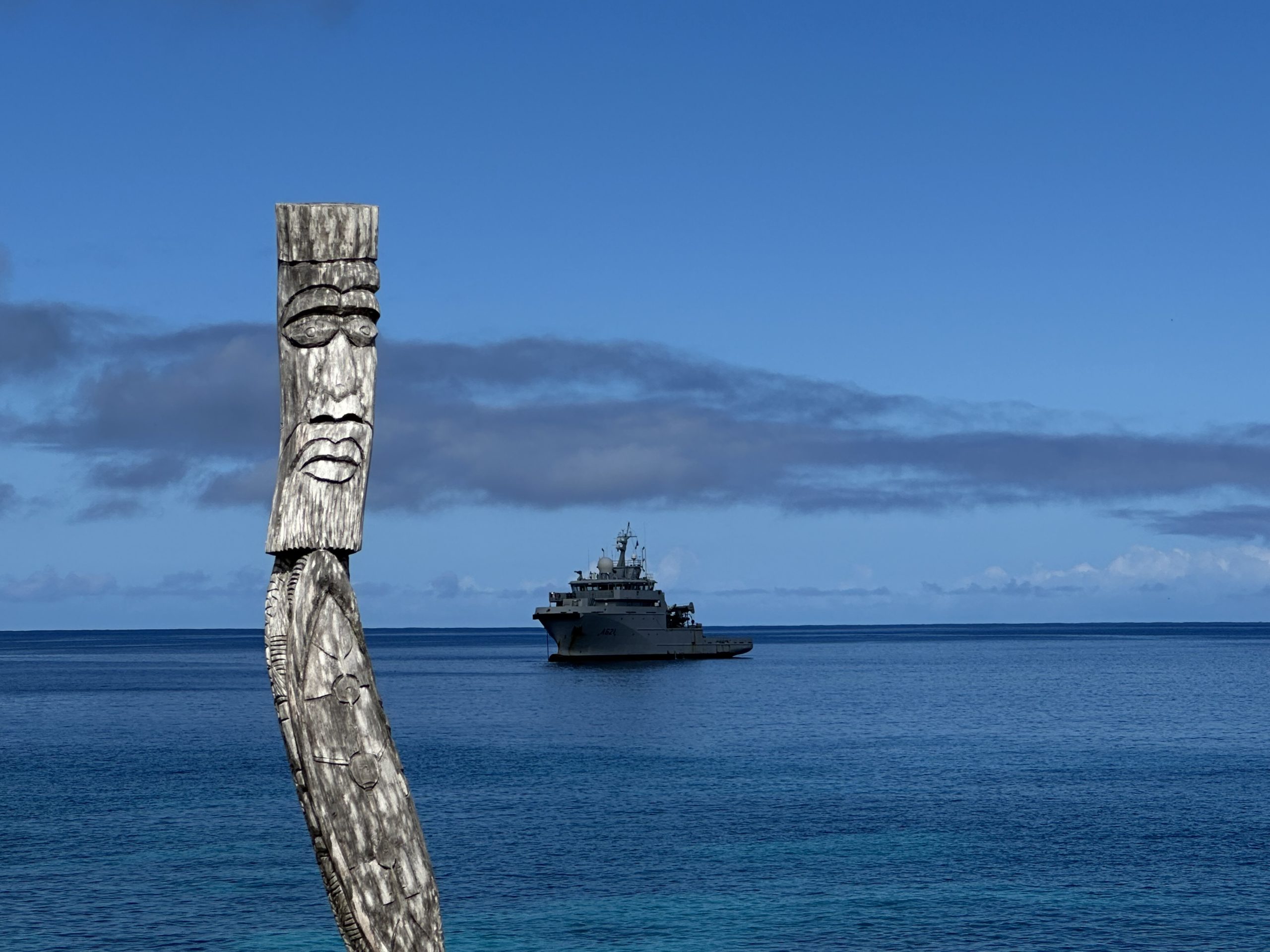 Le D’Entrecasteaux au mouillage vu depuis Tadine à Maré.