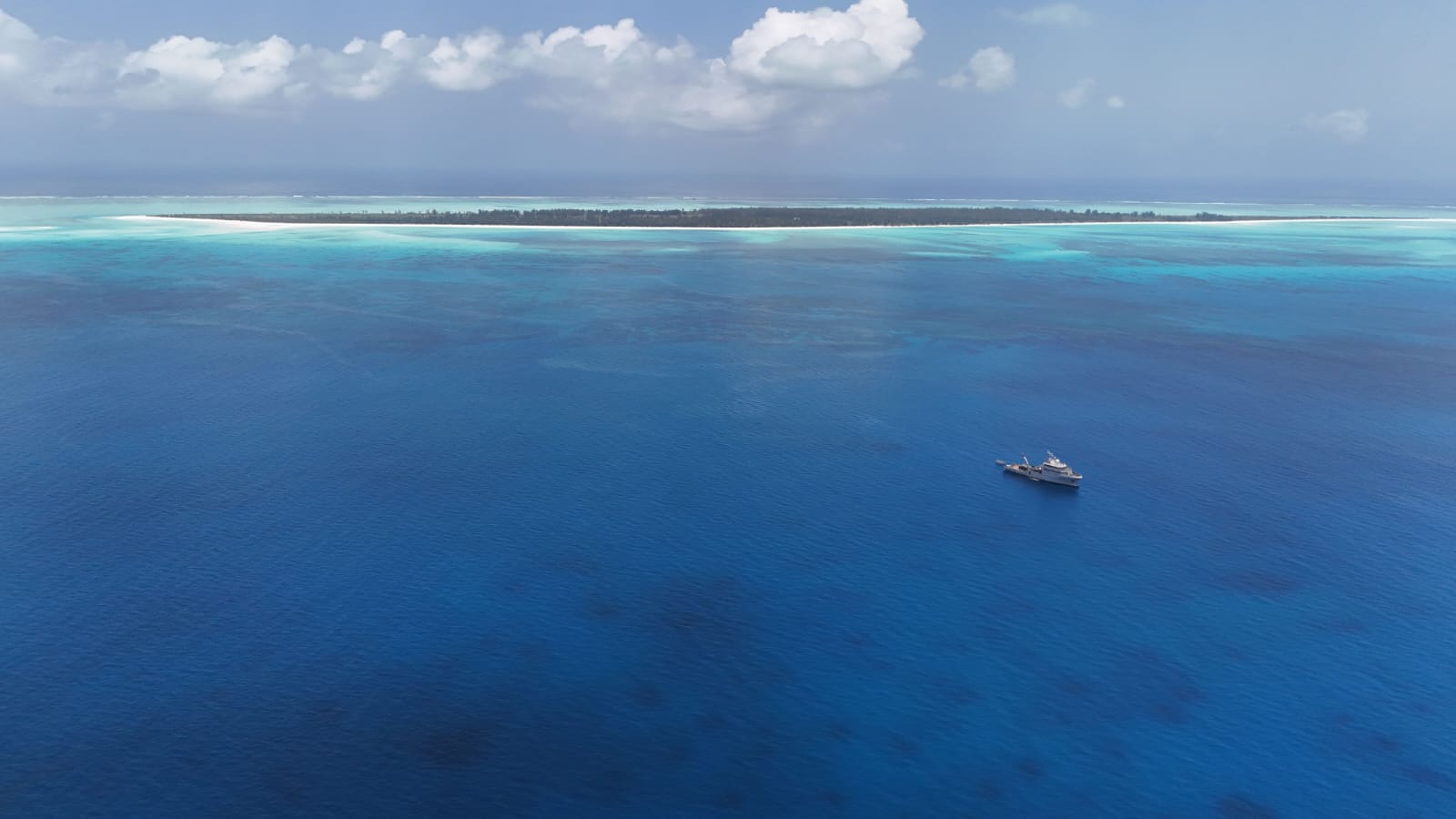 Vue aérienne de Juan de Nova et du Champlain pendant le ravitaillement de l'île