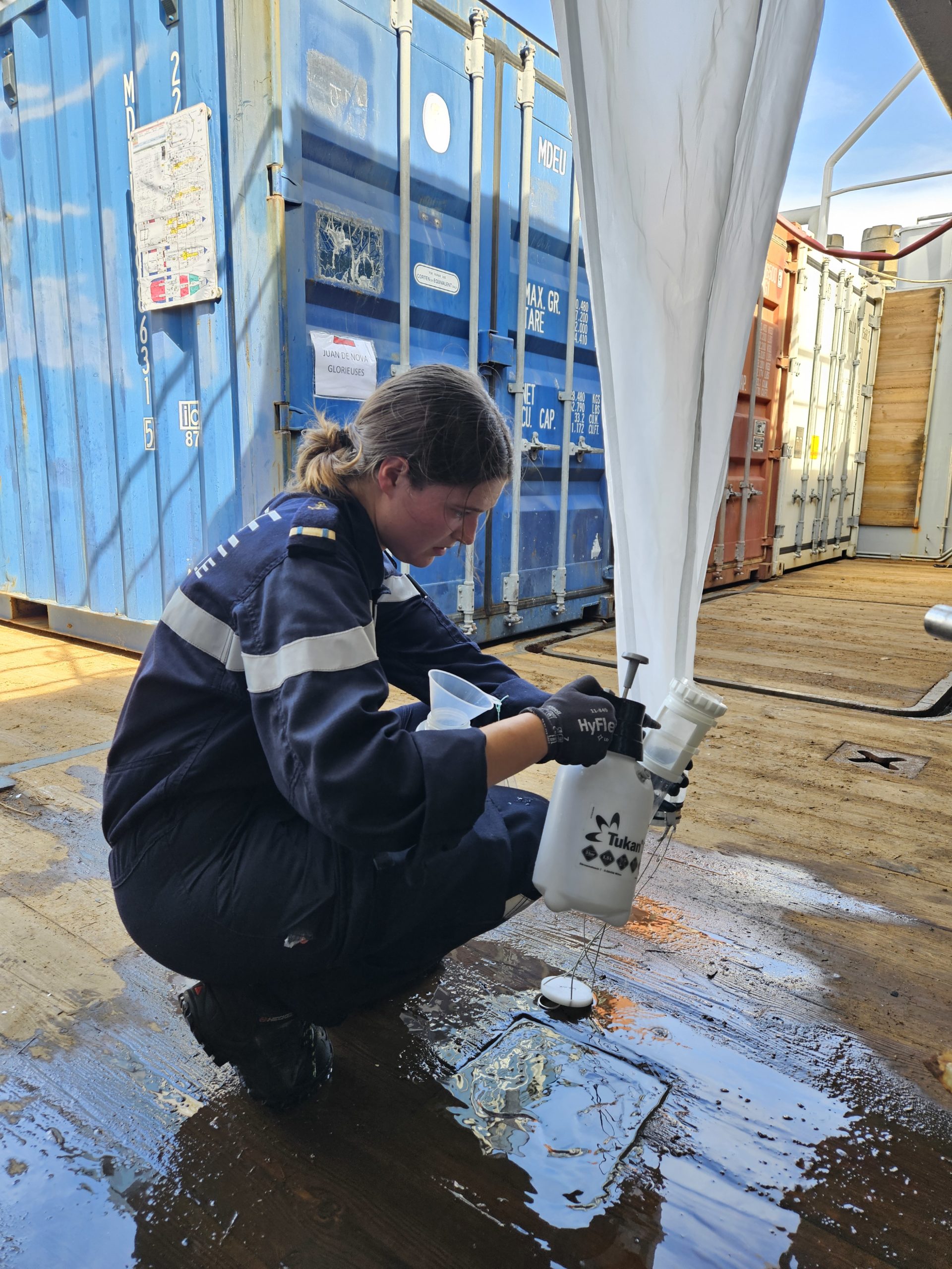 Rinçage du filet 50 µm au pulvérisateur par l’ASP Laurine afin de récupérer l’échantillon.