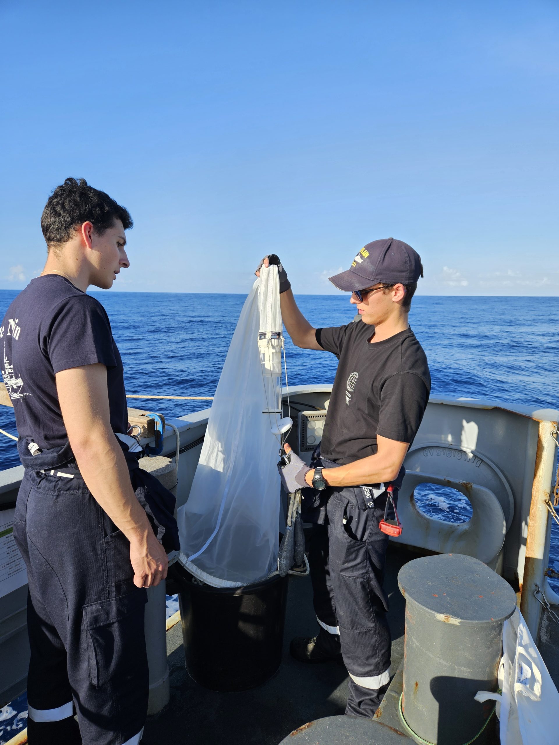 18.12.2024 - Prélèvement de plancton au large avec l'aide d'un marin