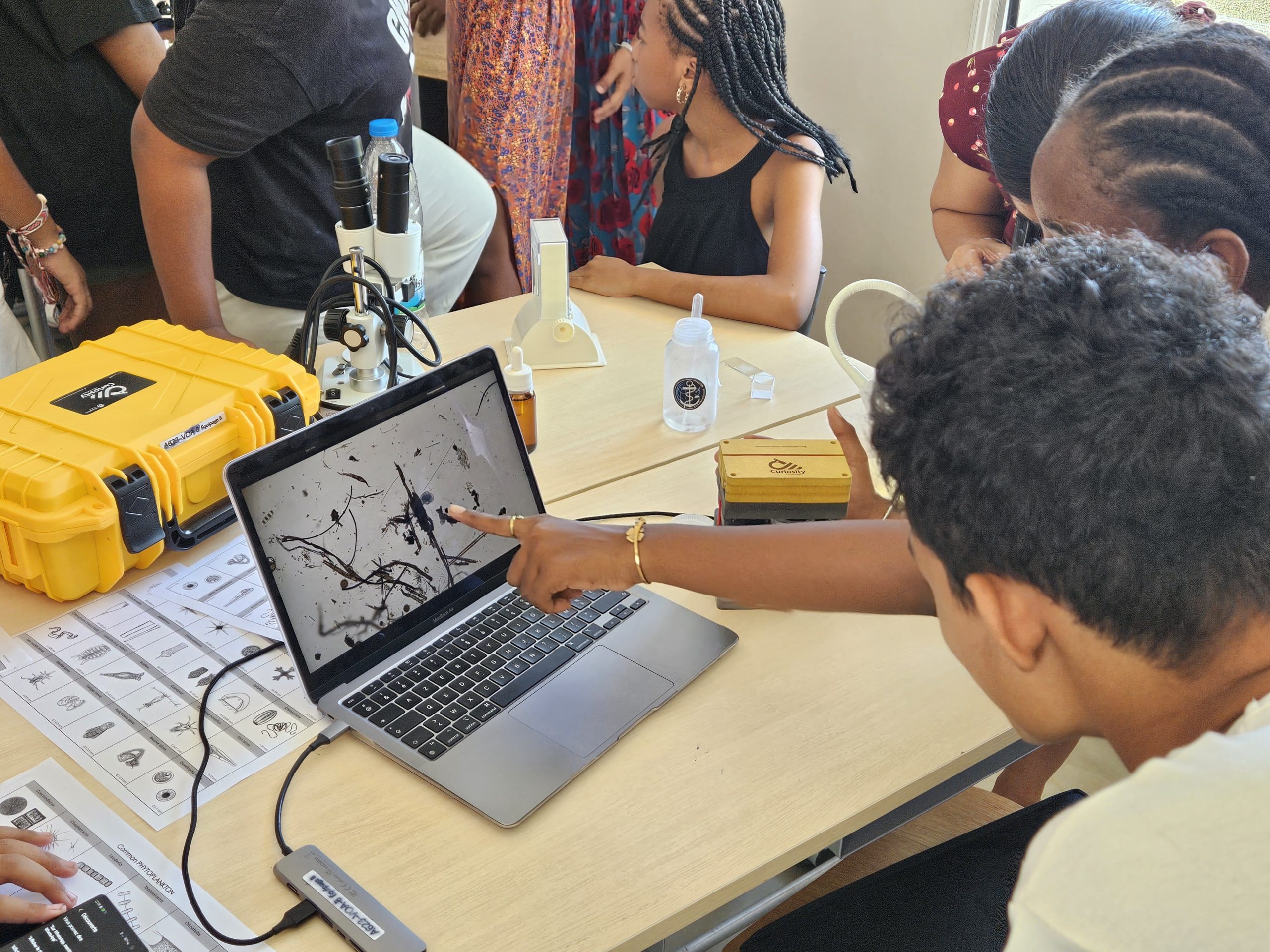 Observation de plancton au Curiosity avec les élèves de 4ème du collège français Alphonse de Larmartine à Nosy Be – 18/02/2025