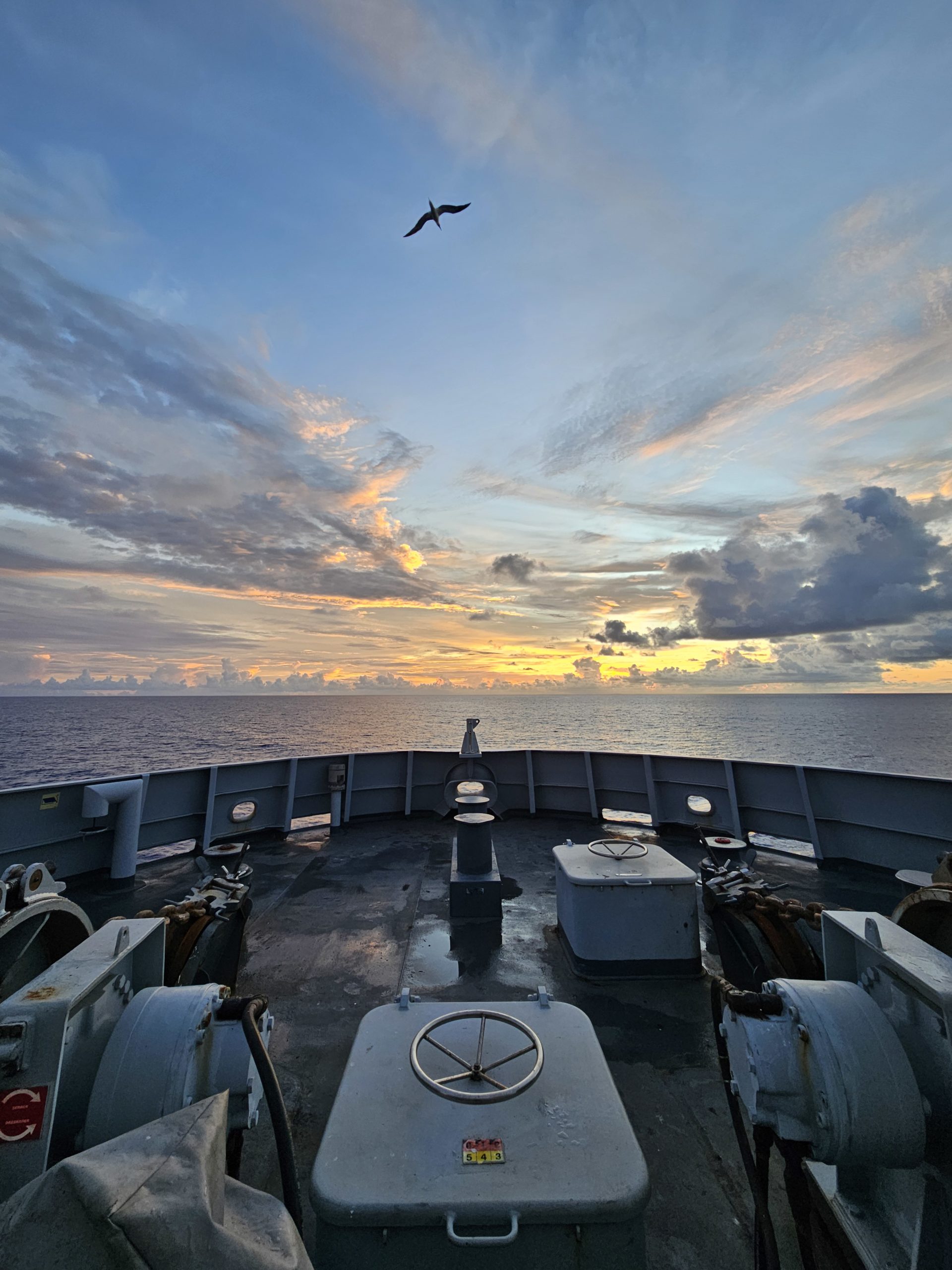 Coucher de soleil sur le Champlain au milieu de l’océan Indien