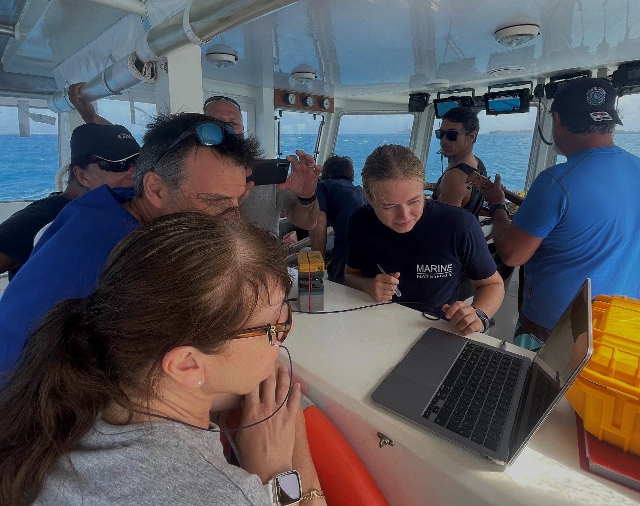 Collaboration entre le CEA et l’équipage pour réaliser les derniers prélèvements de plancton