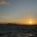 Prélèvement au lever du soleil dans les eaux wallisiennes