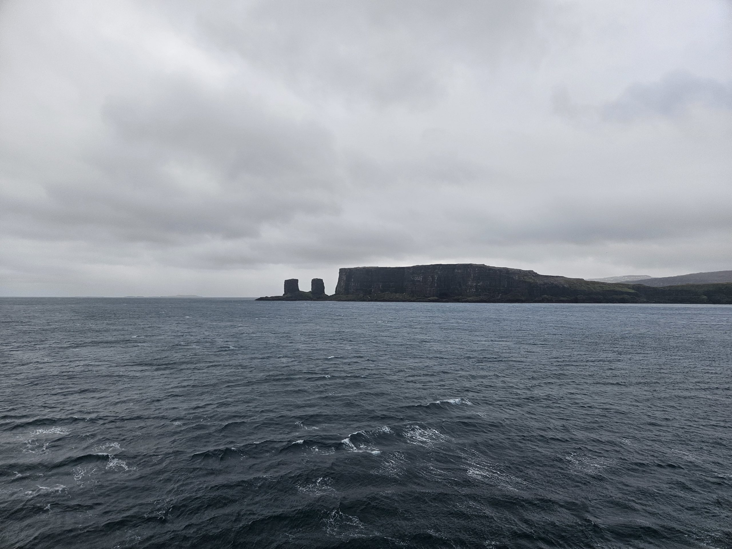 L’arche de Kerguelen vue de L’Astrolabe.