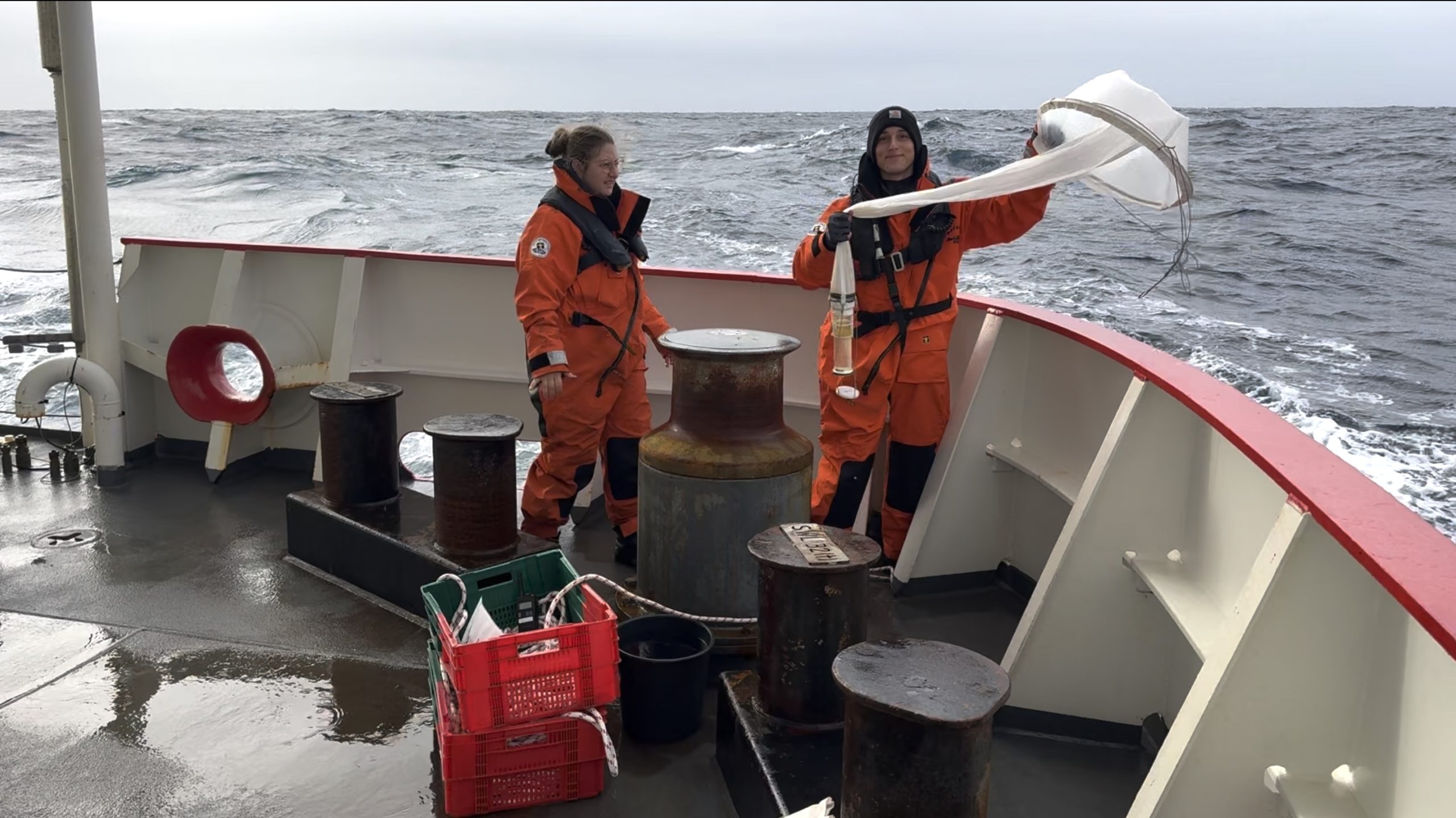 Prélèvement de plancton en combinaison étanche entre Crozet et Kerguelen.
