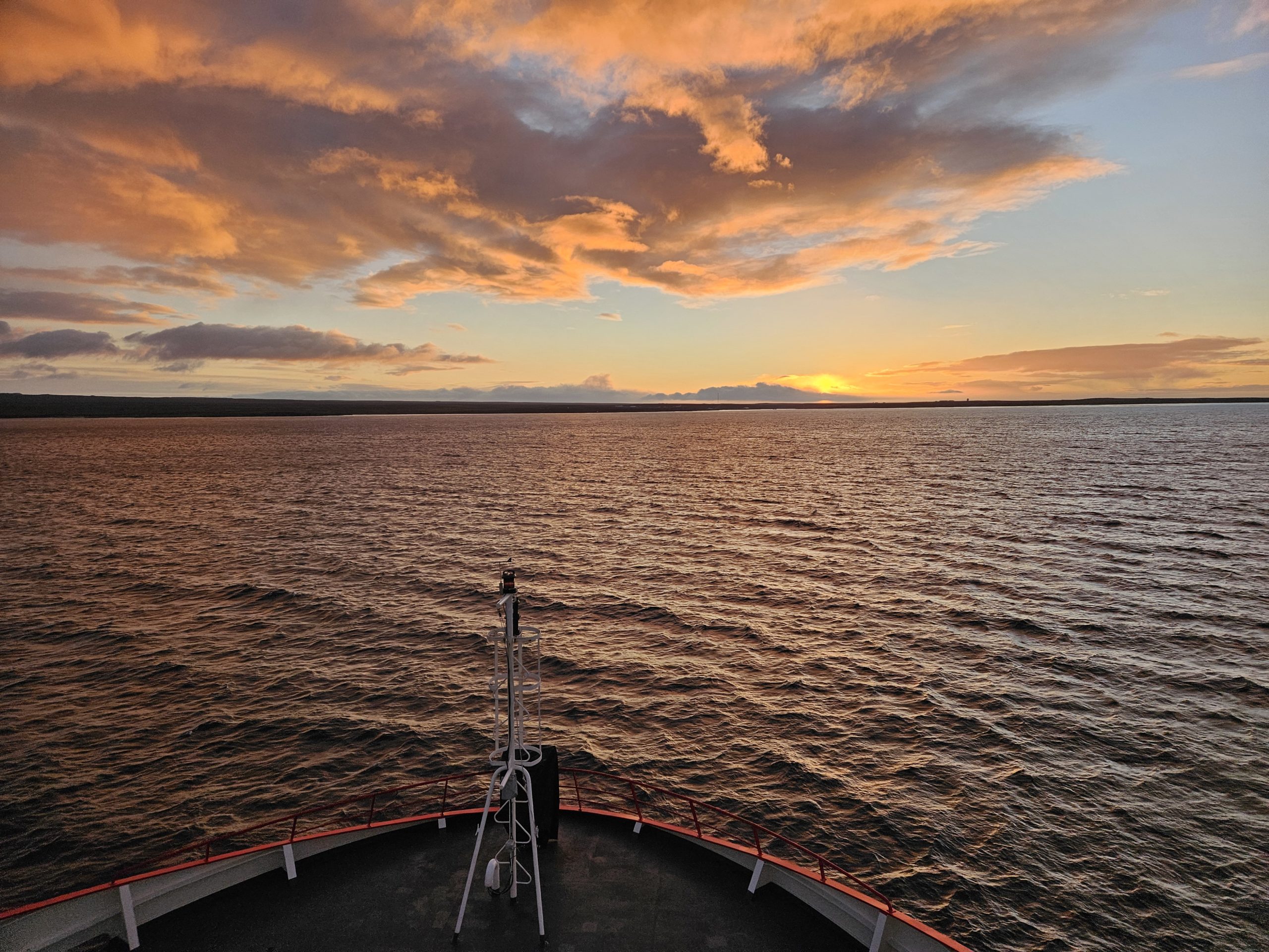 Arrivée à Port-aux-Français, Kerguelen, au lever du soleil.