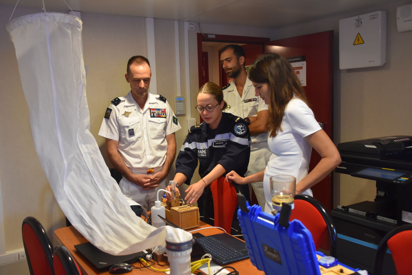 Présentation de la mission Bougainville, et plus particulièrement du Planktoscope, microscope à flux continu dédié à l’imagerie quantitative, à la ministre déléguée auprès des Armées et des Anciens combattants Alice Rufo, en présence du COMSUP et du commandant du Champlain – 21/11/2025.