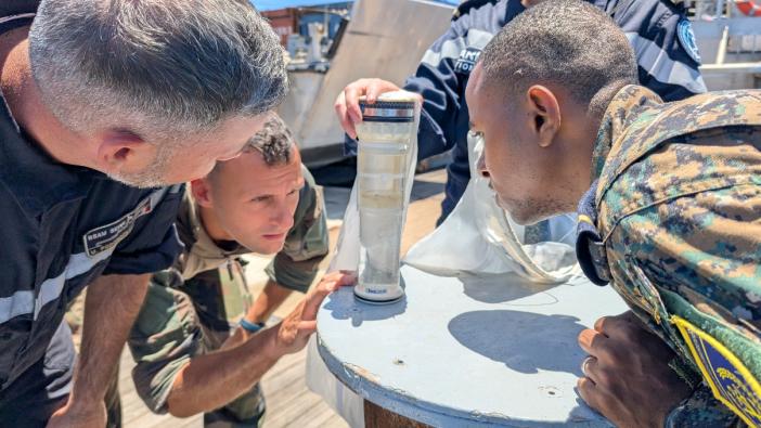 Observation par les marins du plancton après le prélèvement Observation par les marins du plancton après le prélèvement
