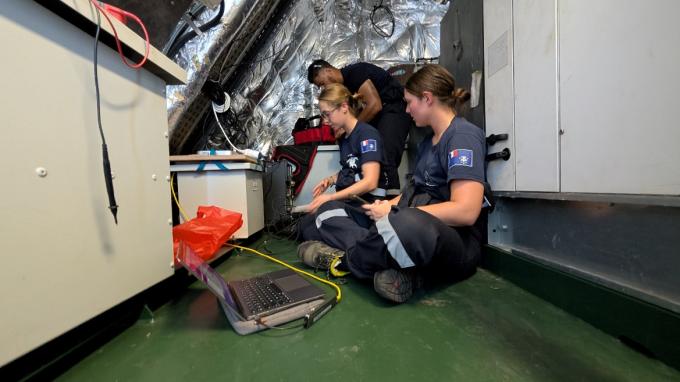 Arrêt au port de Longoni, les aspirants se font aider pour remettre en route le PAR. Arrêt au port de Longoni, les aspirants se font aider pour remettre en route le PAR.