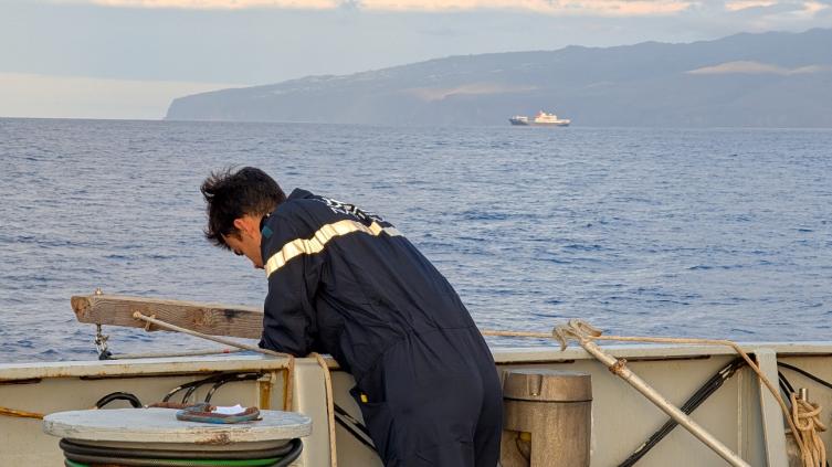 Prélèvement en face du Marion Dufresne © Marine nationale Prélèvement en face du Marion Dufresne © Marine nationale