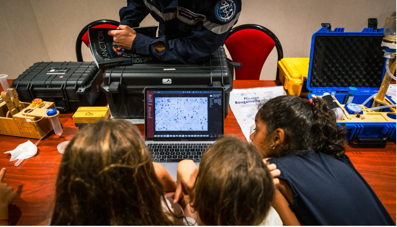 Atelier plancton avec les CE2 de Saint-Paul (Hugo-Berrenger_Champlain_Mediation400ansmarine_20260123_LePortLaRéunion)