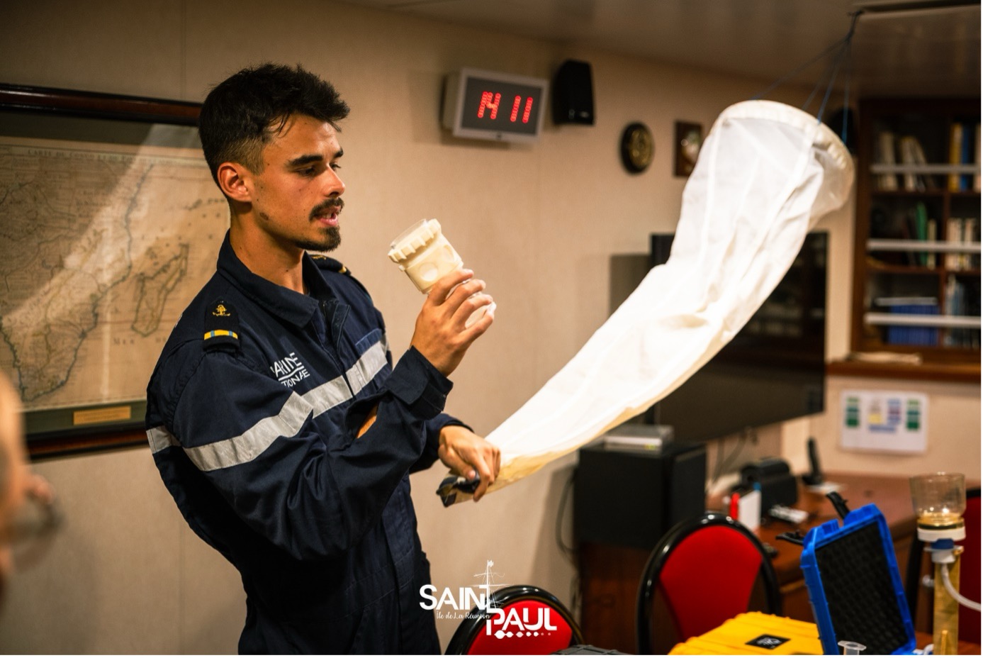 Hugo explique aux classes les différentes étapes d’un prélèvement de plancton (Hugo-Berrenger_Champlain_Mediation400ansmarine_20260123_LePortLaRéunion)