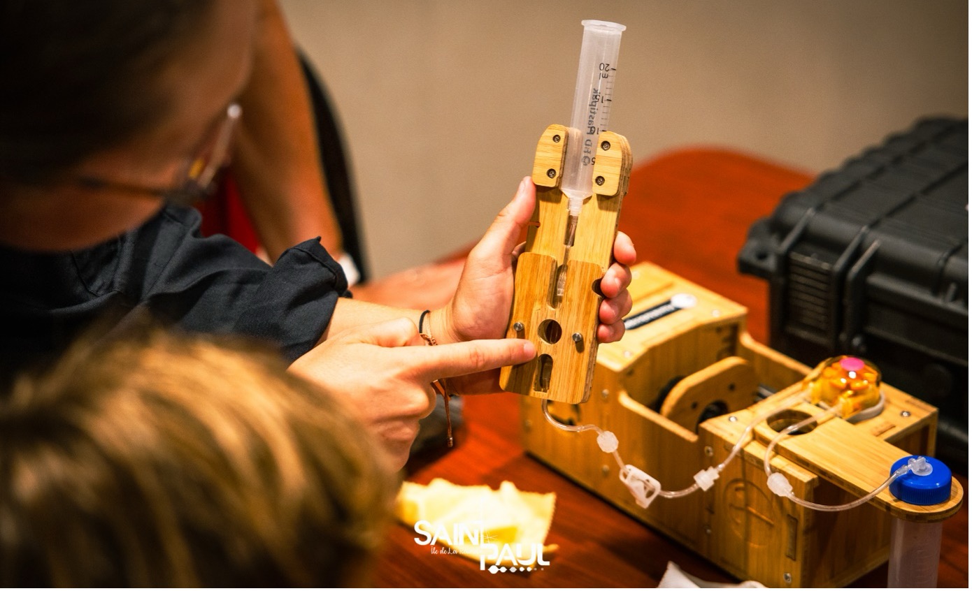 Adèle explique aux enfant le fonctionnement du planktoscope (Adèle-Besnard_Champlain_Mediation400ansmarine_20260123_LePortLaRéunion)