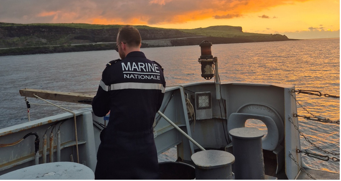 L’aspirant (chef de quart) Noé s’essaie au prélèvement de plancton sous la surveillance de l’aspirante Adèle. (Adèle-Besnard_Champlain_PrelevementPEQ_20260119_StPaulLaRéunion)