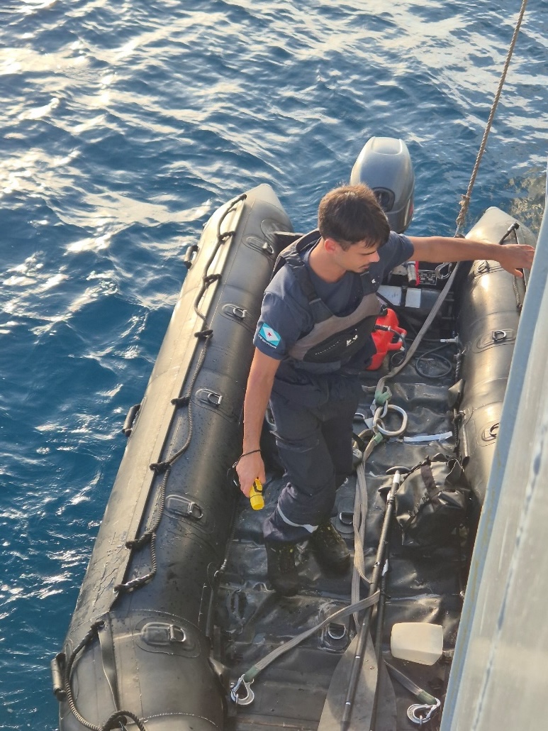L’aspirant Hugo test le sondeur pour savoir si un prélèvement est possible au mouillage de Juan de Nova