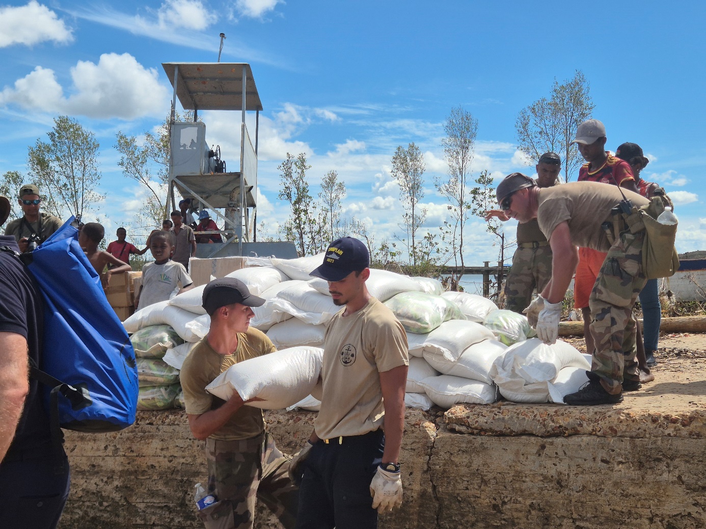 Déchargement de l’aide humanitaire française au village de Soalala