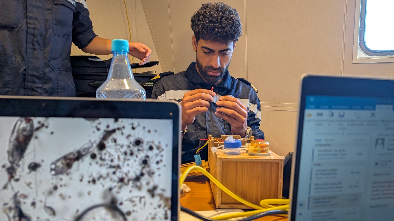 MT Philippe en pleine réparation du Planktoscope