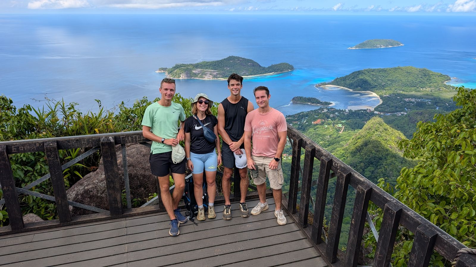 Les aspirants du Champlain au sommet du Morne Blanc aux Seychelles (Mahé)