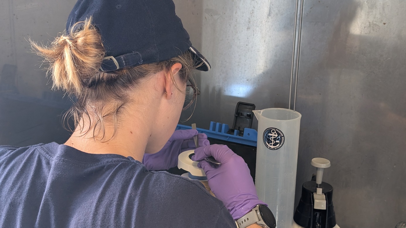 L’aspirante Adèle analyse au Lamprey les échantillons prélevés dans les eaux internationales