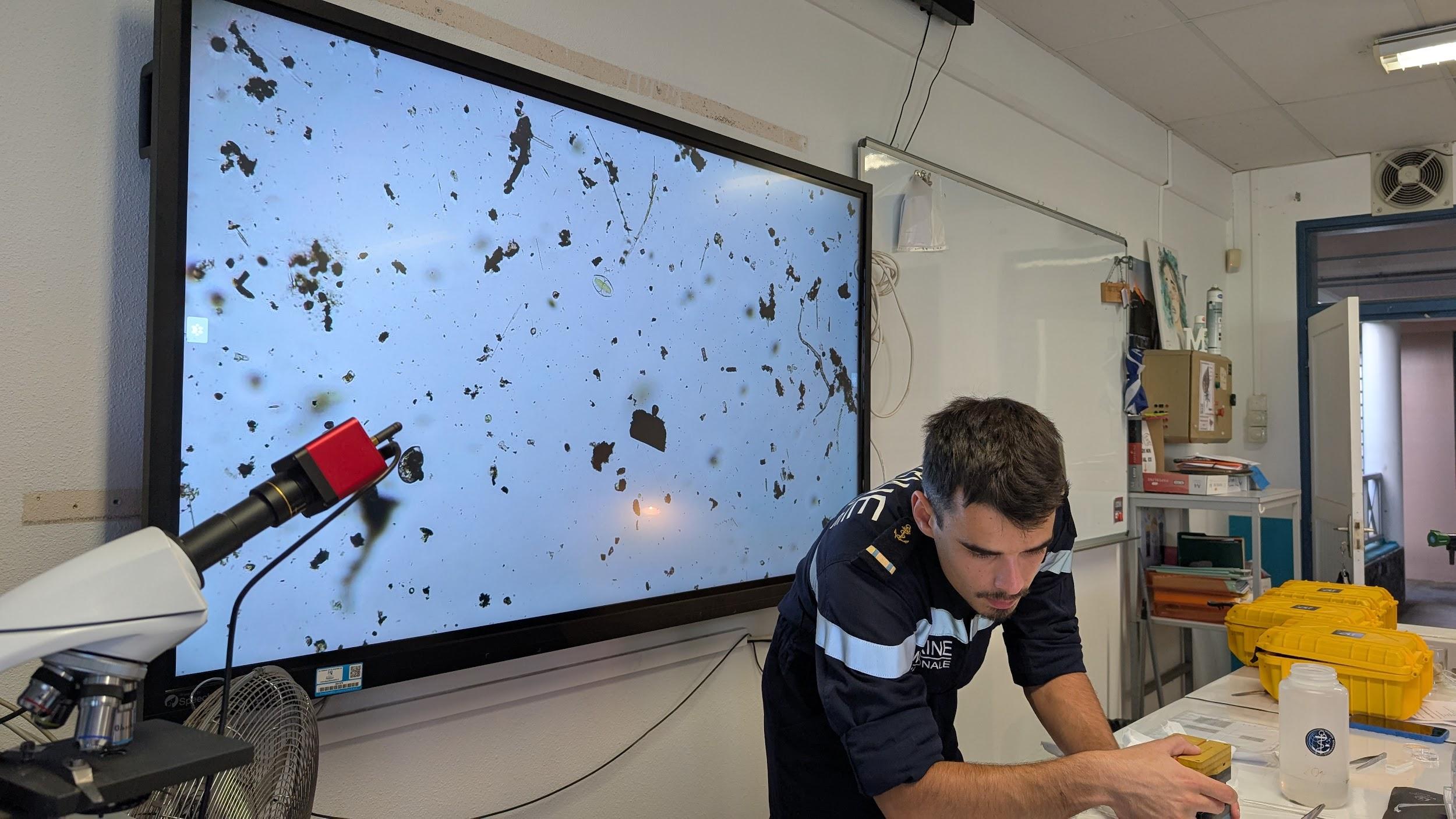 L'aspirant Hugo installe le Curiosity pour montrer aux 5eme du collège Titan des images de plancton.