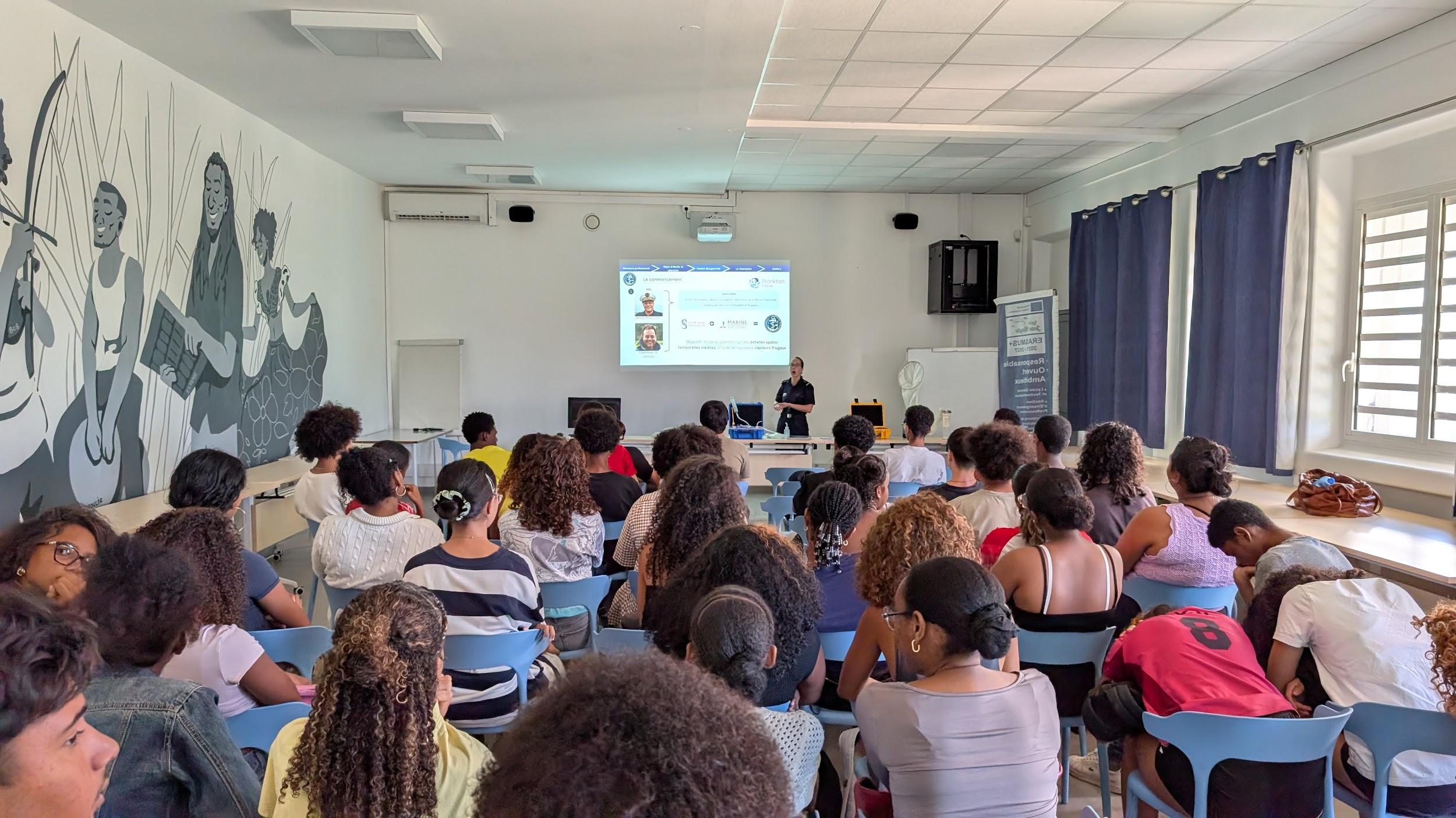 L'aspirant Adèle présente aux élèves du lycée Jean Hinglo la genèse de la Mission Bougainville