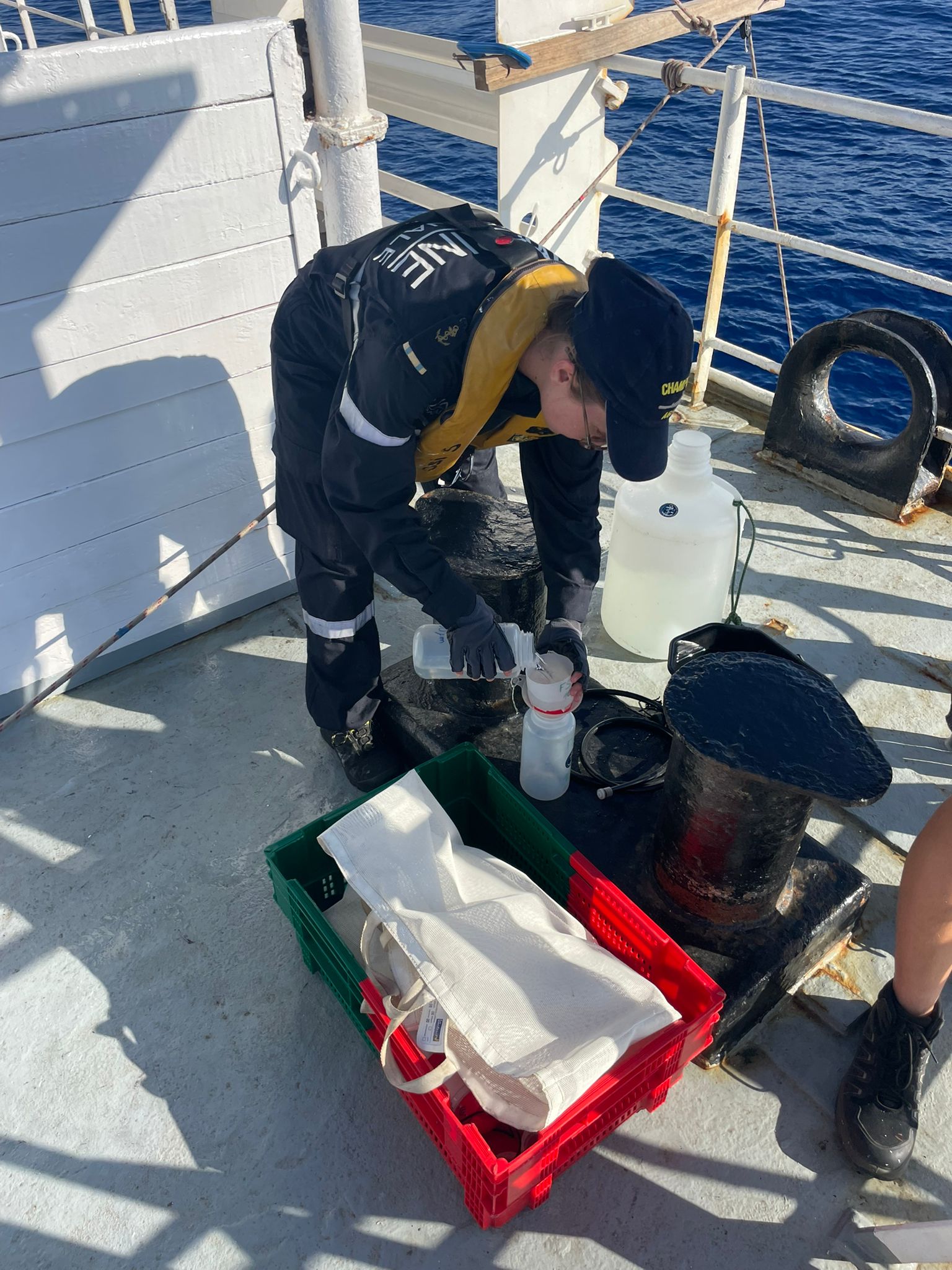 L'aspirant Adèle filtre l’eau de mer sur l’OSIRIS II. L'aspirant Adèle filtre l’eau de mer sur l’OSIRIS II.