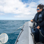 Des biologistes marins en poste sur le BSAOM D'Entrecasteaux embarquent sur un ELi de l'escouade de réserve cotière afin d'effectuer des prélèvements dans le secteur du phare Amédée