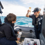 Des biologistes marins en poste sur le BSAOM D'Entrecasteaux embarquent sur un ELi de l'escouade de réserve cotière afin d'effectuer des prélèvements dans le secteur du phare Amédée