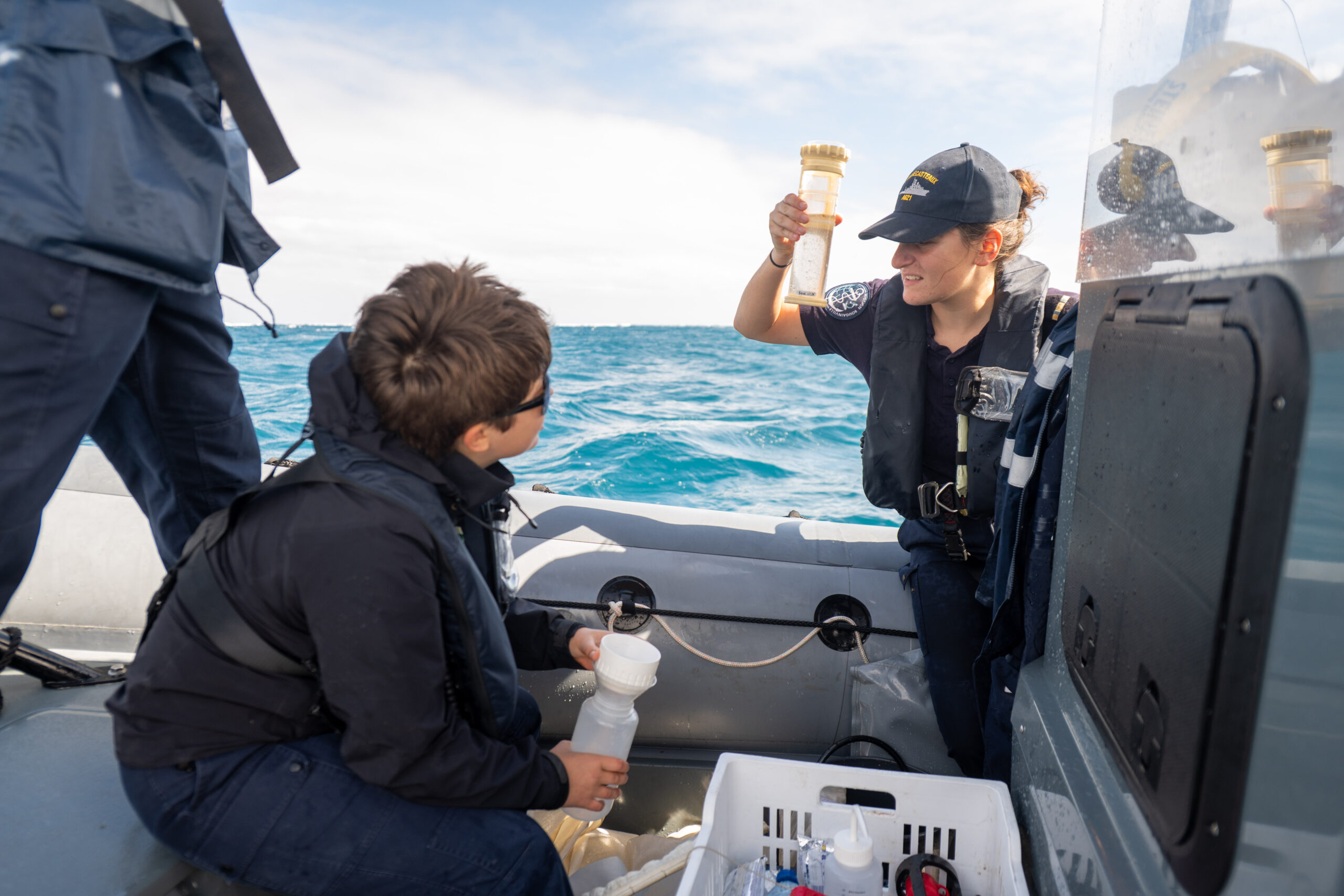 Des biologistes marins en poste sur le BSAOM D'Entrecasteaux embarquent sur un ELi de l'escouade de réserve cotière afin d'effectuer des prélèvements dans le secteur du phare Amédée
